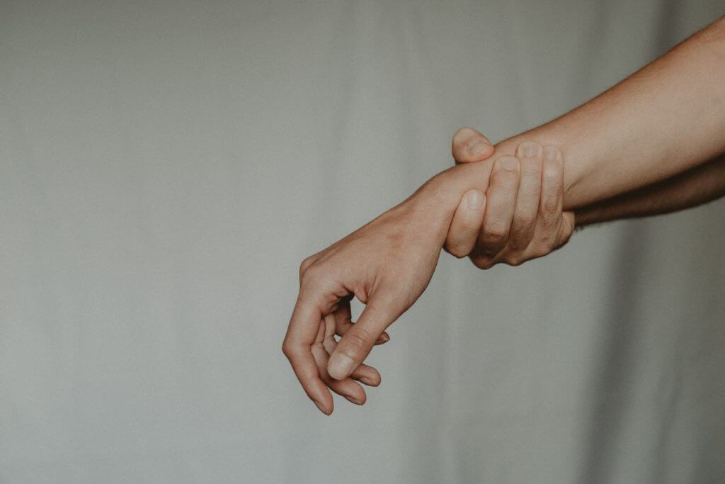 Read more about the article Drętwienie palców lewej ręki – dowiedz się, dlaczego odczuwasz mrowienie w palcach